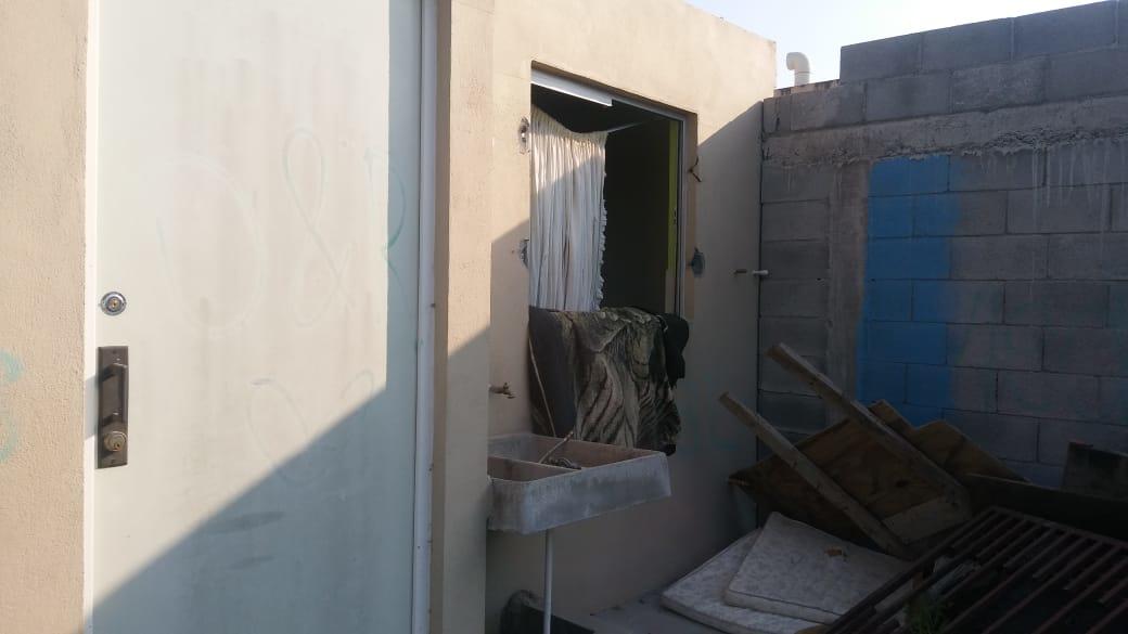 Los delincuentes rompieron el protector de la ventana trasera. (Especial)