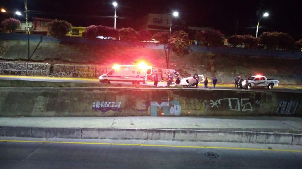 El automóvil quedó completamente volteado (Fotos cortesía)