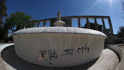 Grafitis en las bases de los monumentos (Dany Béjar)