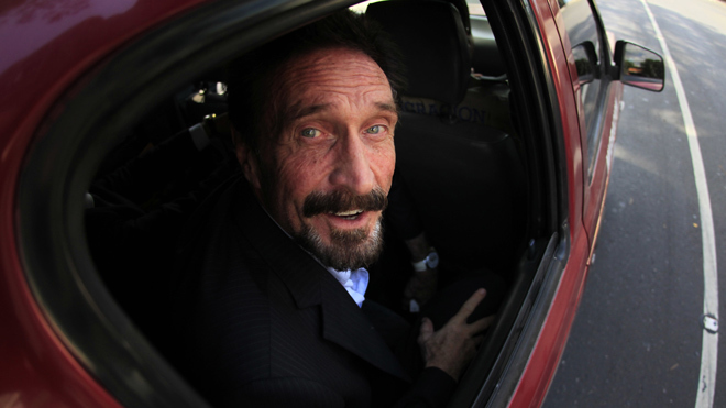 John McAfee, mientras lo conducen a las oficinas de inmigración de Ciudad de Guatemala. (Reuters)
