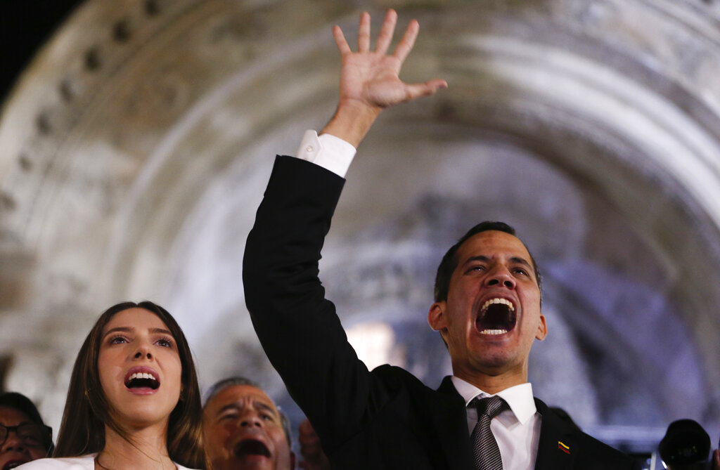 Juan Guaidó anunció que regresará el lunes y martes a Venezuela. (AP)