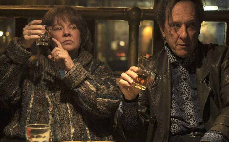 En ¿Podrás perdonarme?, Melissa McCarthy interpreta a Lee Israel, una escritora decadente que a las doce del día ya está borracha