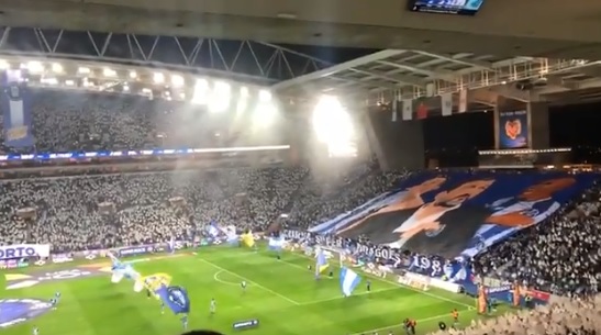 El rostro de 'HH' fue parte de un tifo desplegado por seguidores del Porto (Especial)