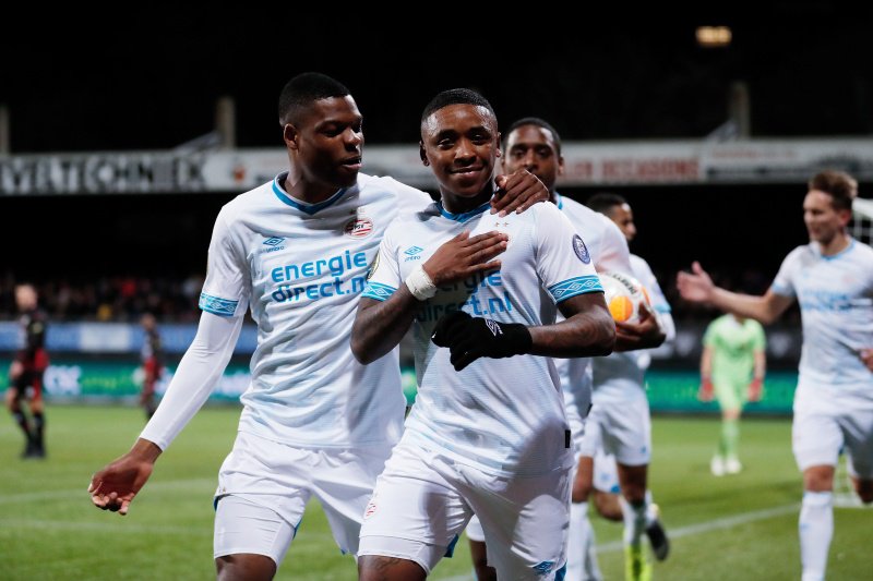 Steven Bergwijn marcó gol en la victoria del PSV (Twitter @psveindhoven)