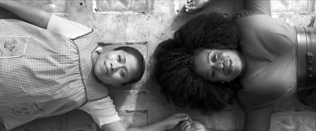 Yalitza Aparicio y Uzo Aduba  (Captura de pantalla de YouTube).
