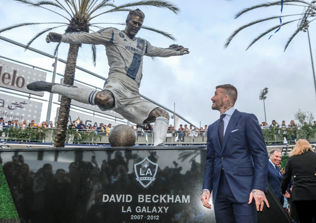 David Beckham con su estatua (AP)