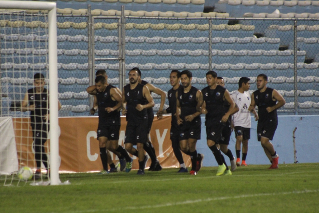 Entrenan jugadores de Jaiba Brava.