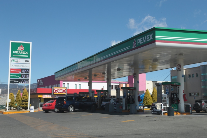 La universidad cuenta entre sus empresas con una gasolinera.
