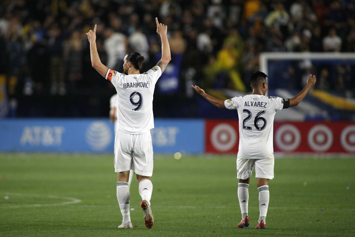 Zlatan Ibrahimovic y Efraín Álvarez (AFP)