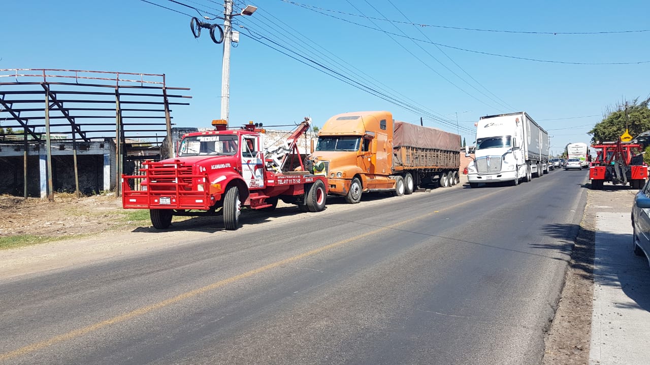 Bloquean con tráiler la carretera Acámbaro– Salvatierra