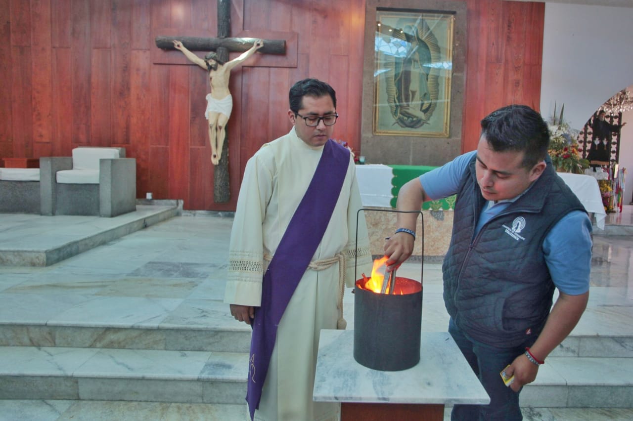 Cada Cuaresma se inicia con una misa en donde se pone la ceniza, que es el símbolo visible de la fe de los católicos en Cristo (Andrés Lobato)
