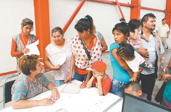 La dependencia participa en brigadas en polígonos de pobreza. LEONEL ROCHA/ ARCHIVO