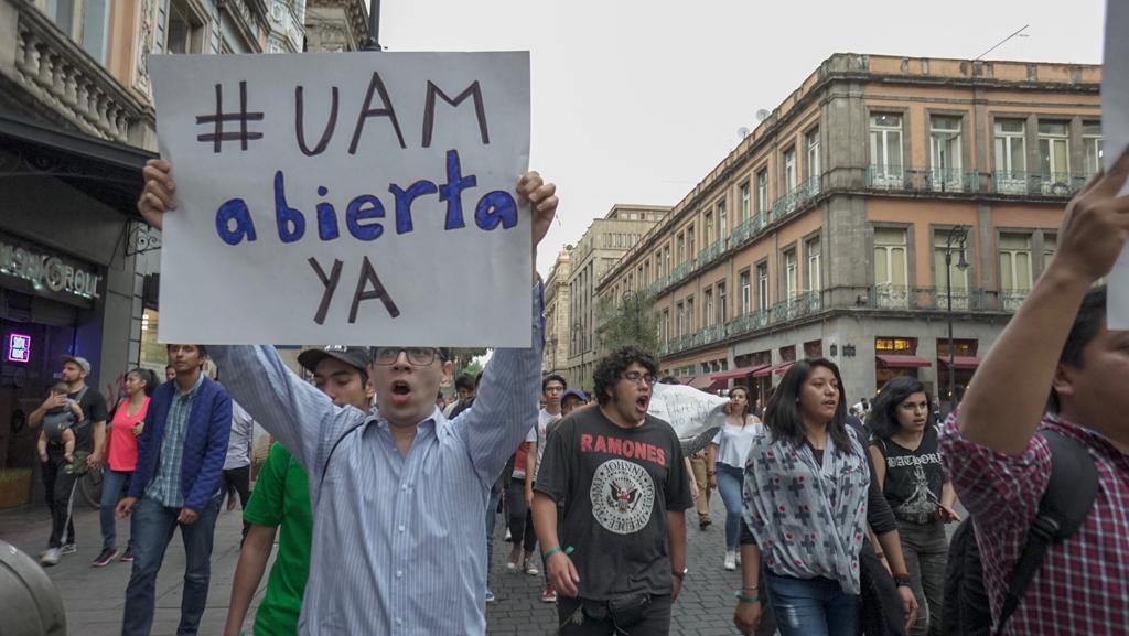 Estudiantes de la UAM salieron del Monumento a la Revolución hacia el Zócalo. (Steve Allen)