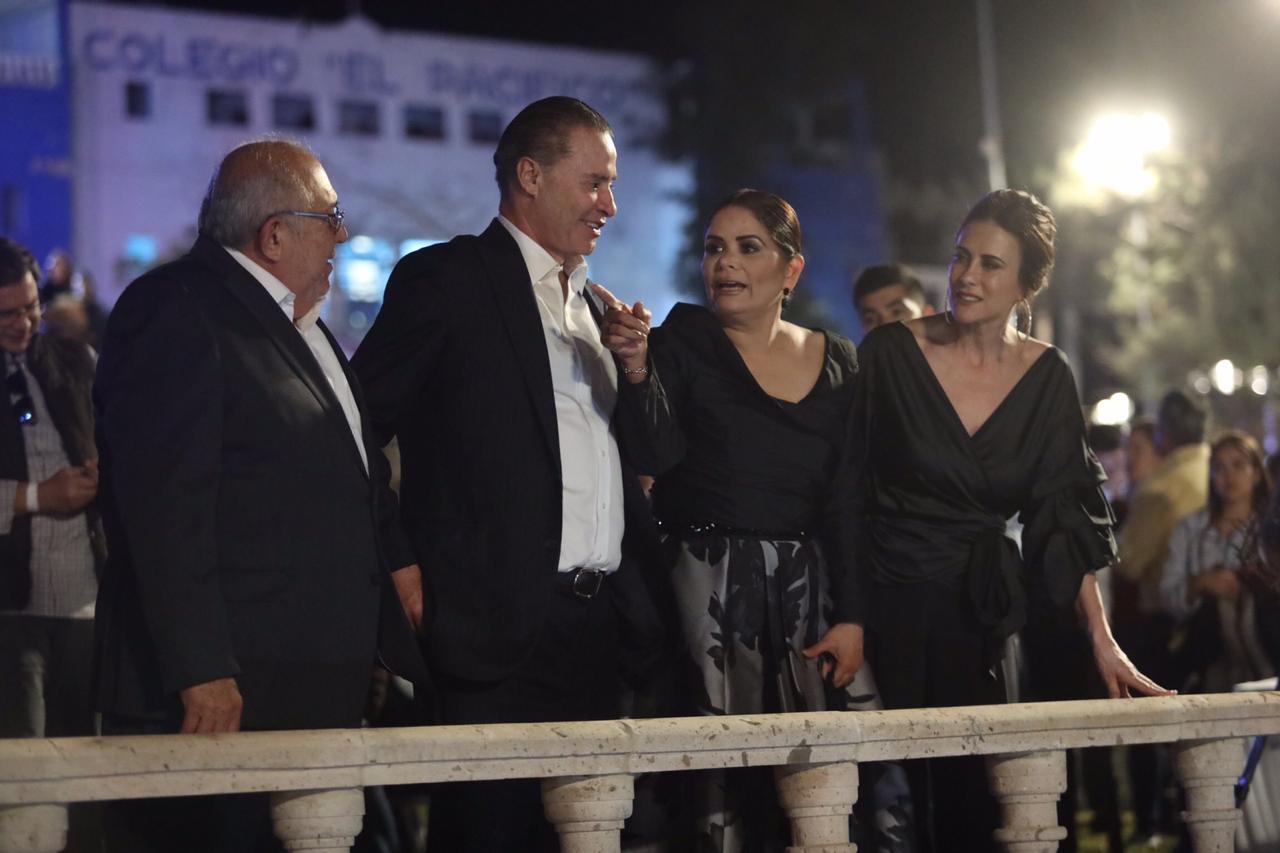 El gobernador de Sinaloa, Quirino Ordáz, y el alcalde de Mazatlán, Luis Guillermo Benítez, en el carnaval del puerto.