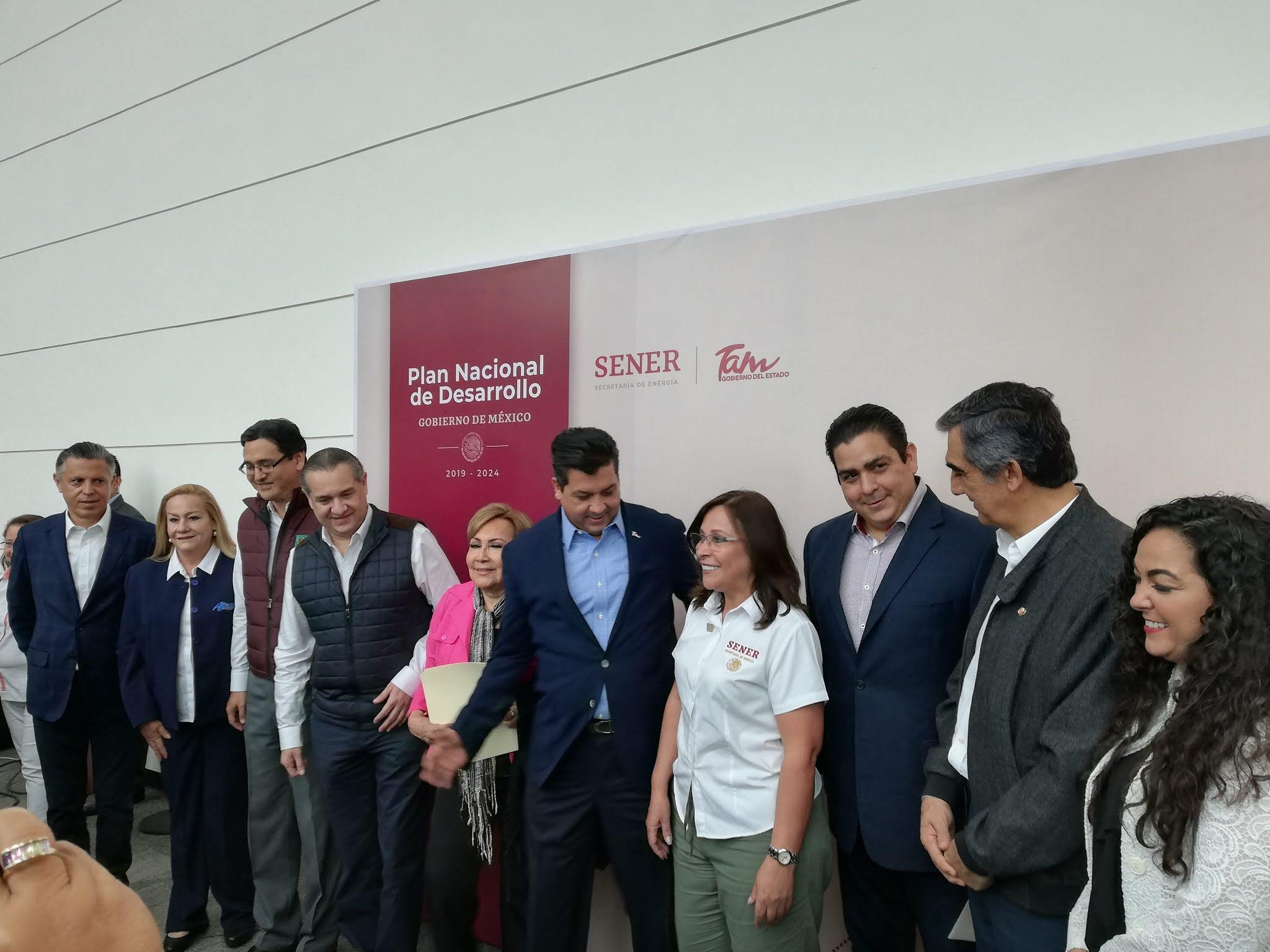 El gobernador de Tamaulipas, Francisco García Cabeza de Vaca y la secretaria de Energía, Rocío Nahle García.
