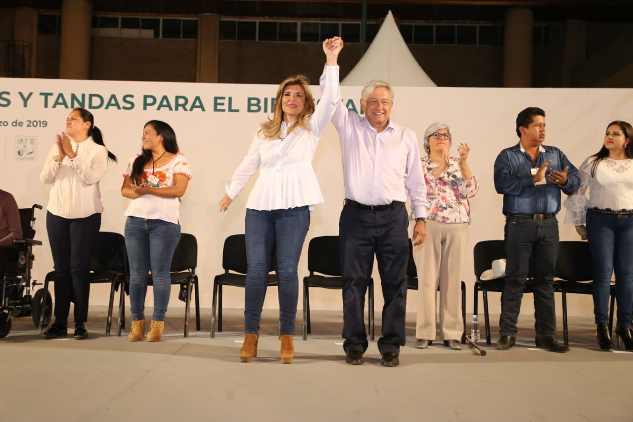 La gobernadora pidió además que el presidente se encargue de dar más apoyos a las jefas de familia.