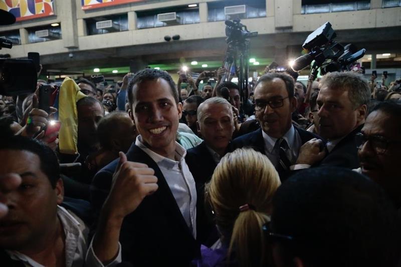 El jefe del Parlamento venezolano, Juan Guaidó, tras su arribo al Aeropuerto Internacional de Maiquetía Simón Bolívar. (EFE)
