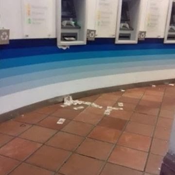 Lluvia de billetes por falla en cajero (Redes)