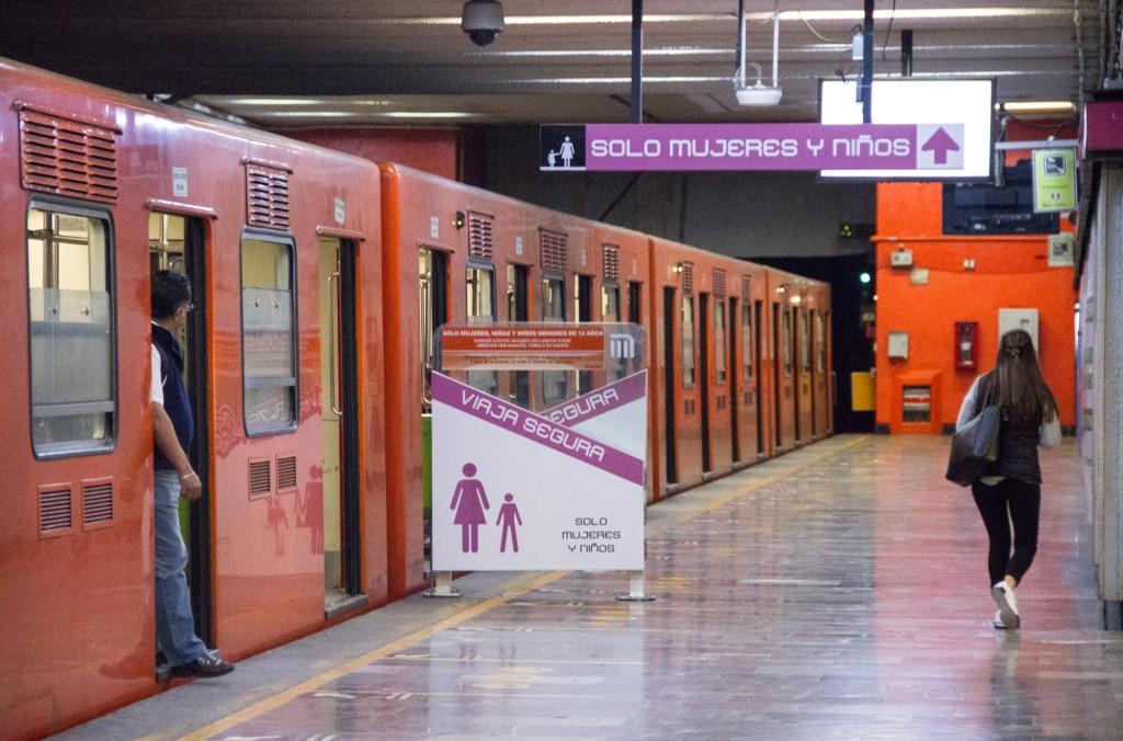 Mujeres en el Metro. (Cuartoscuro)