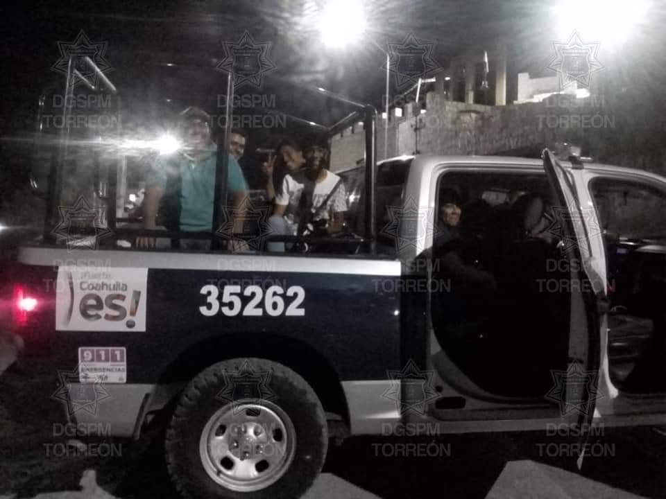 La noche de este domingo, elementos tuvieron que ir al Cerro de las Noas para llevarlos a su hotel. (Especial)