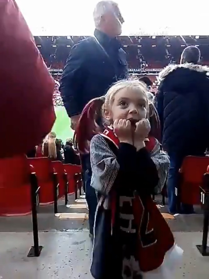 La reacción de la niña al ver Old Trafford (Twitter @lperiOfficial)
