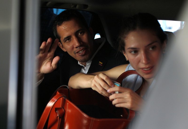Versiones de prensa reportan un aumento de la presencia militar en el aeropuerto internacional de Maiquetía, pero hasta ahora se desconoce si Guaidó y