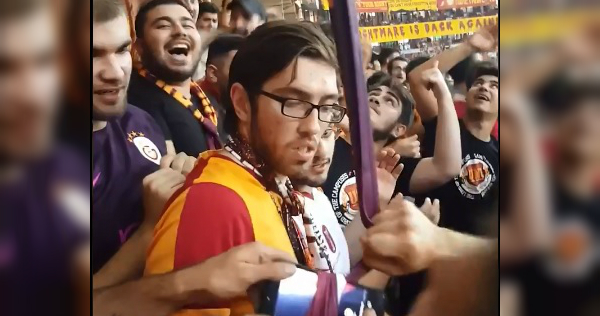Aficionados del Galatasaray recuperan el teléfono celular de un aficionado (Especial)