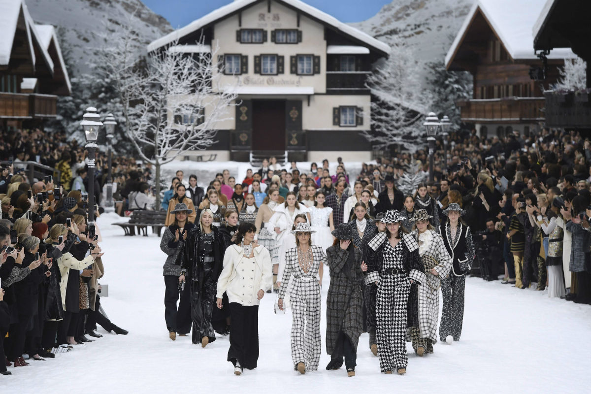 Cara Delevigne, quien se había retirado del modelaje, abrió la pasarela. (AFP)