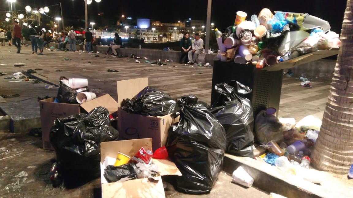 Los cestos de basura quedaron abarrotados. (Adriana Carlos)