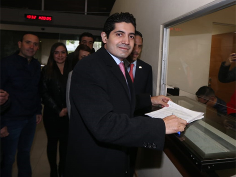 Gilberto De Hoyos Koloffon, fiscal electoral, acudió a la Oficialía de Partes del Congreso local. Foto: Jorge López