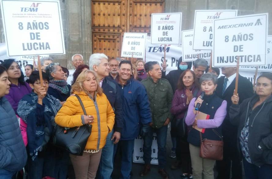 Los jubilados y pensionados de Mexicana de Aviación protestan frente a Palacio Nacional. | César Velázquez