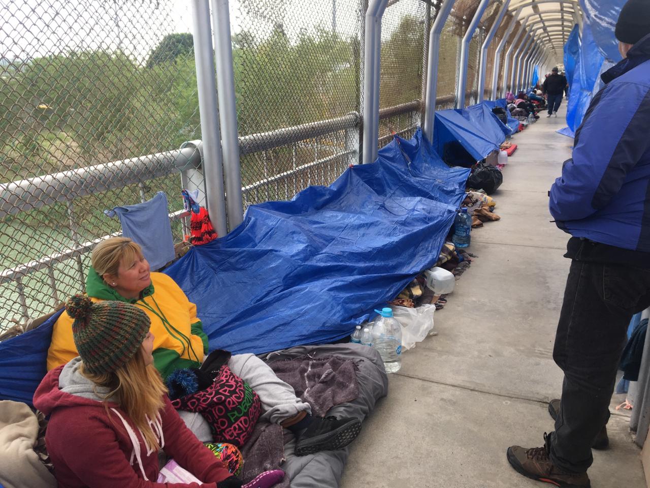 Son migrantes en su mayoría de Cuba y Venezuela, y piden asilo humanitario a Estados Unidos