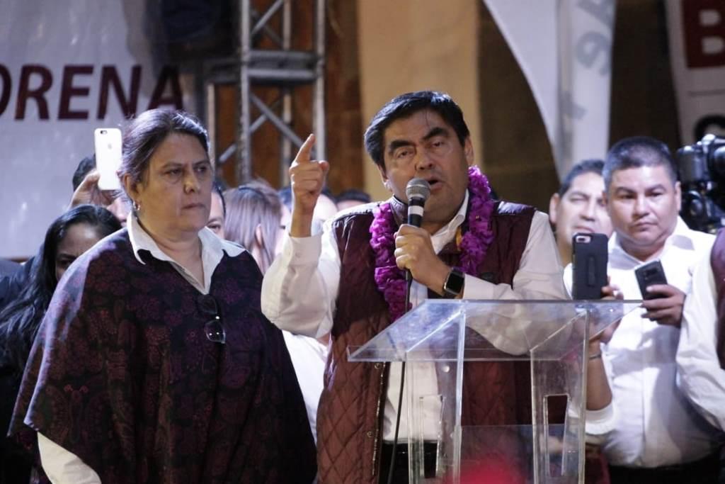 Miguel Barbosa durante su cierre de pre campaña en la Plaza de la Democracia (Miguel Romero)
