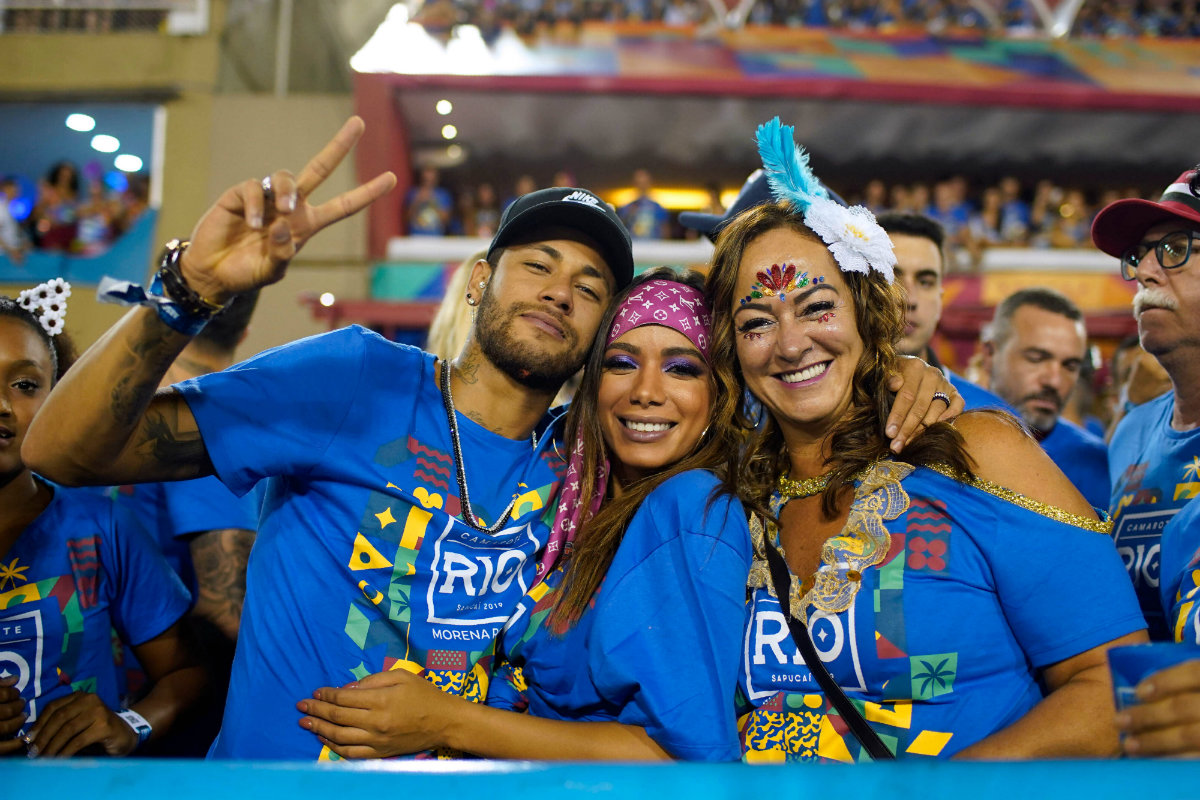 Neymar en el Carnaval de Río de Janeiro junto a la cantante Anitta y su mamá (AFP)