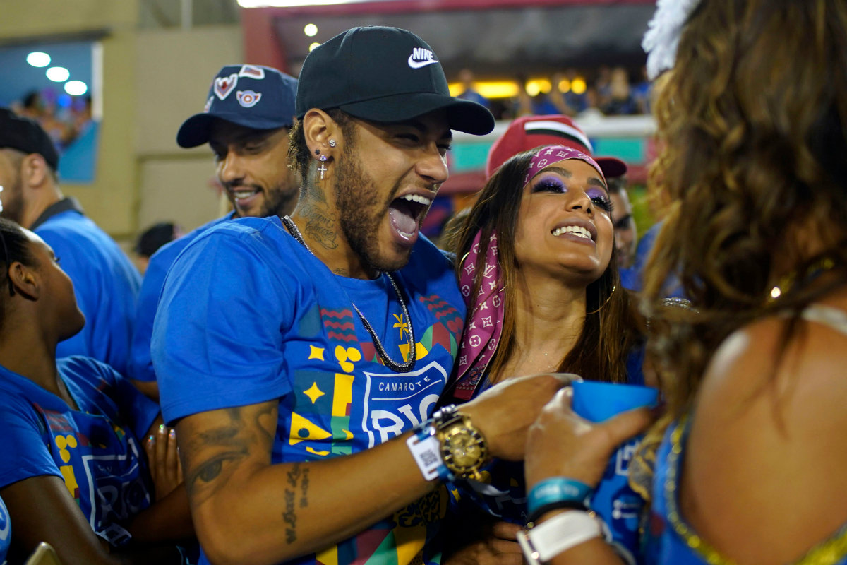 Neymar disfruta el Carnaval de Río junto a la cantante de pop Anitta (AFP)