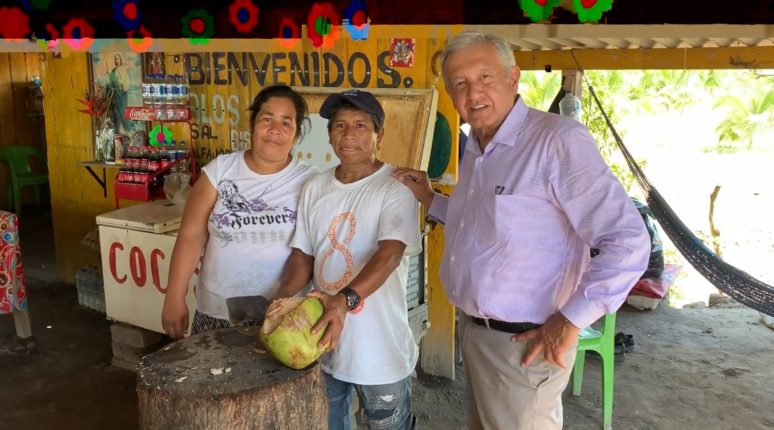 El presidente López Obrador se detuvo para refrescarse bebiendo agua de coco (Especial)