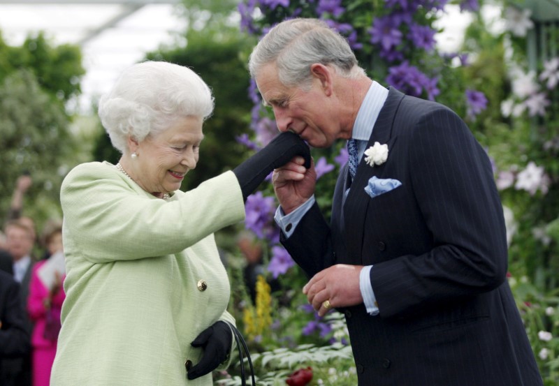 La reina Isabel II y el príncipe Carlos, heredero al trono. (Reuters)