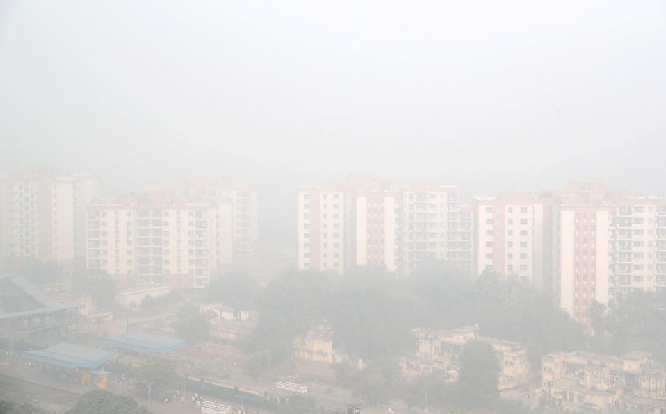 La toxicidad del aire de Nueva Delhi está provocada por las emisiones de autos e industrias. Archivo