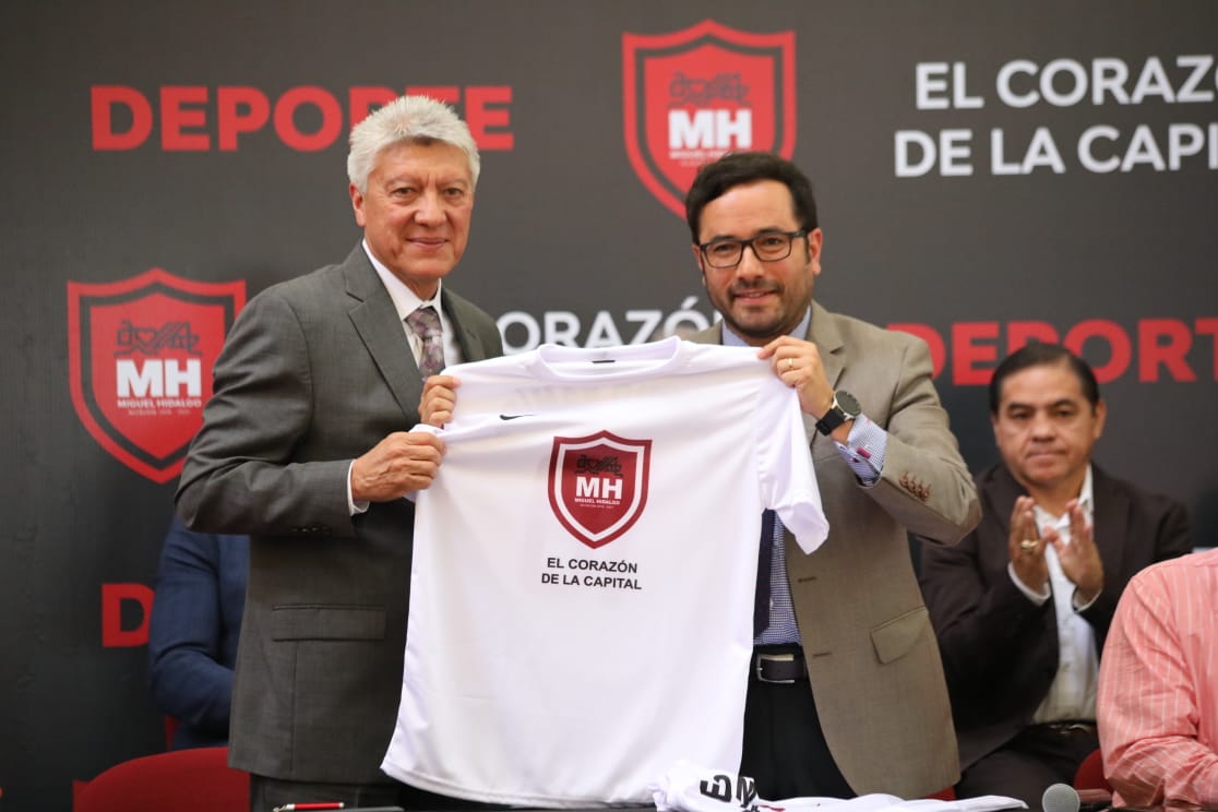 "Chucho" Ramírez y el alcalde de Miguel Hidalgo. (Tomado de @vromog)