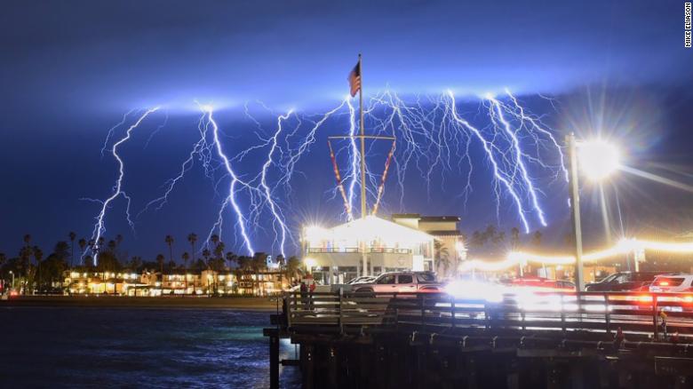 Este fenómeno atmosférico es inusual en California (Mike Eliason)