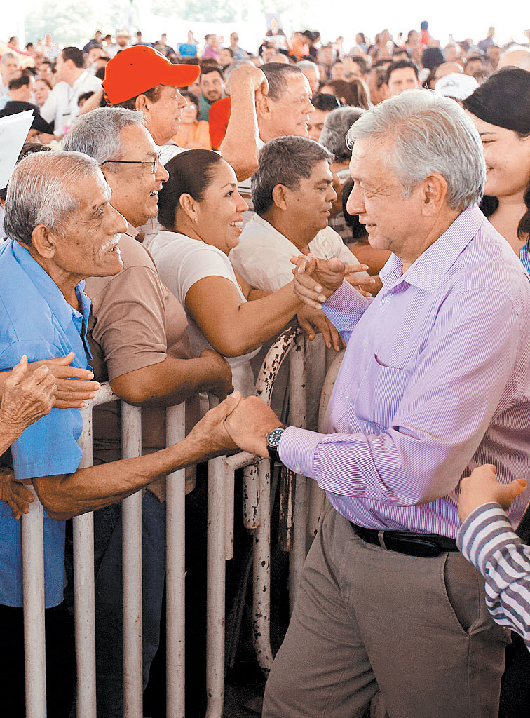 El mandatario federal de gira por Colima. (Omar Franco)