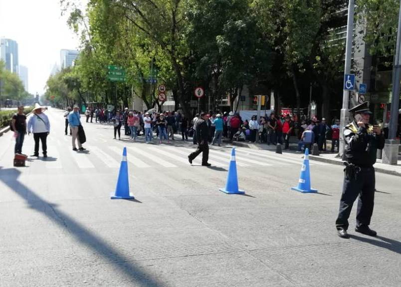 Los manifestantes bloquean los carriles centrales y laterales de Reforma. | Gabriel Ortega