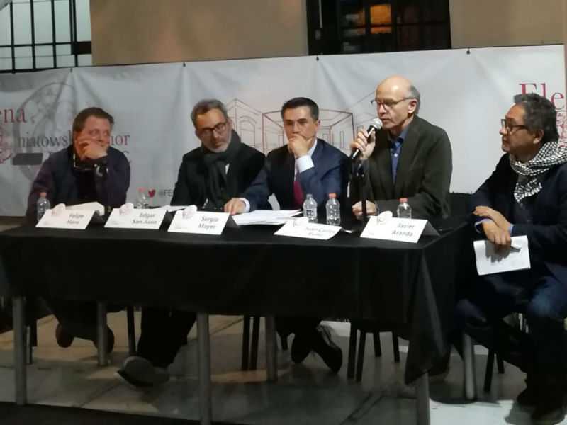 Una de las mesas organizadas por la Fundación Elena Poniatowska. (Jesús Alejo Santiago)