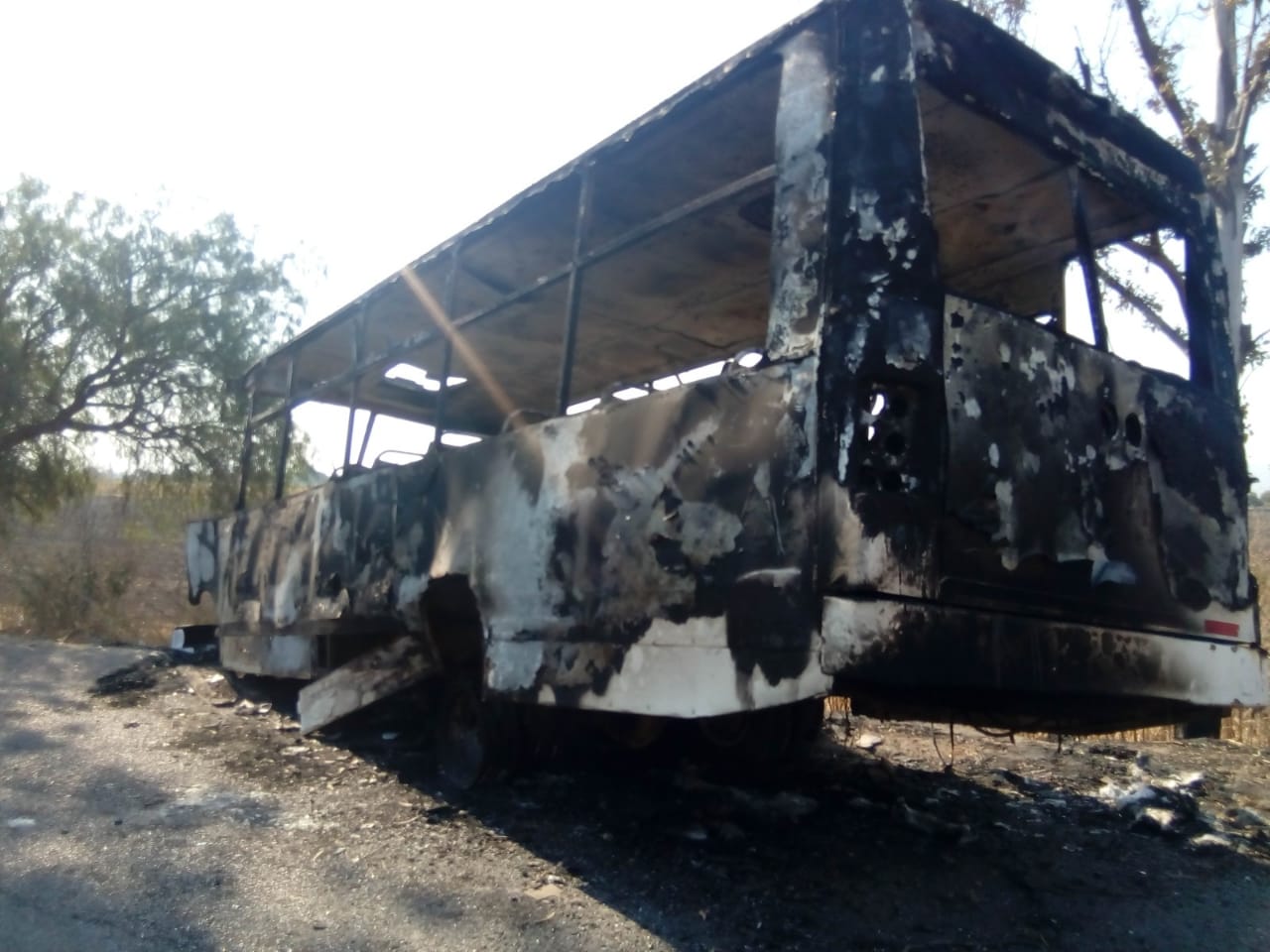 Tras el operativo de detención de familiares de 'El Marro', algunos autos fueron incendiados. (Verónica Díaz)