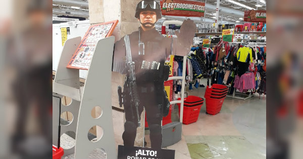 Policía de cartón.