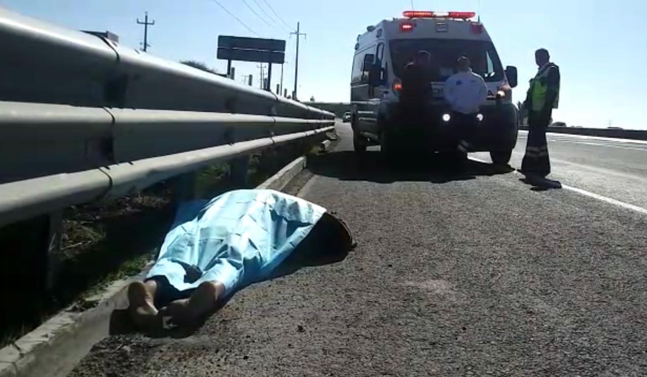 Los rescatistas no determinaron si el indigente caminaba sobre el acotamiento o sí intentó cruzar la vialidad cuando fue atropellado (Especial)