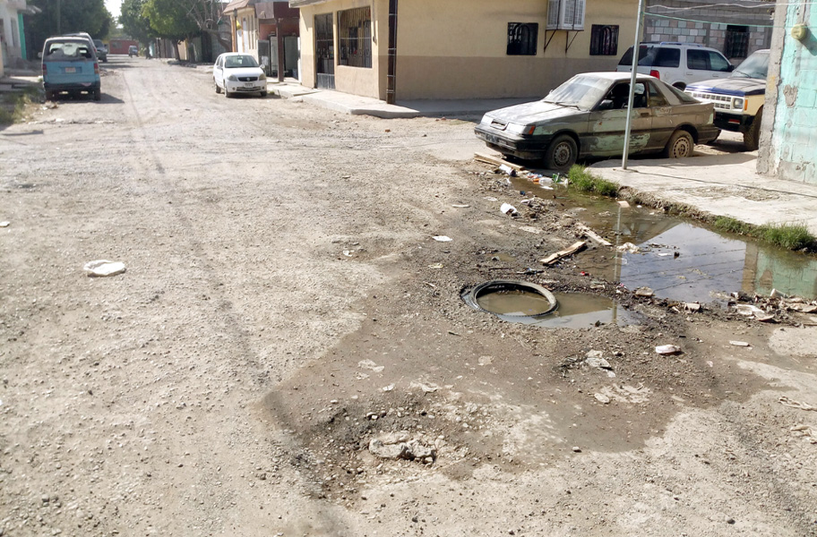 Algunos tapan con tierra los baches que vuelven a salir. (Notivox Digital)