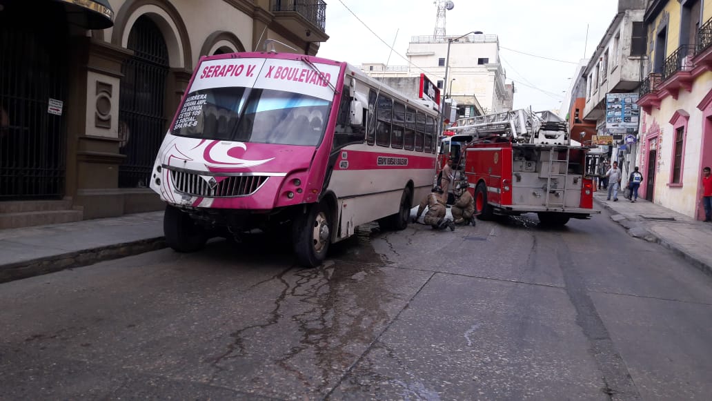 Al lugar arribó bomberos, quienes controlaron la situación.