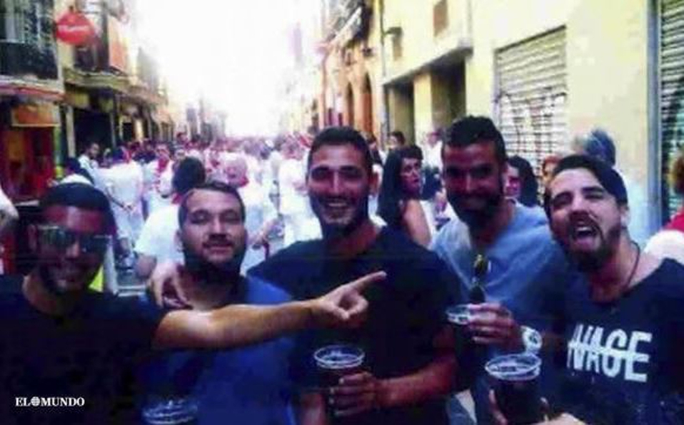 Los cinco condenados, entre ellos un militar y un guardia civil, están en libertad provisional.