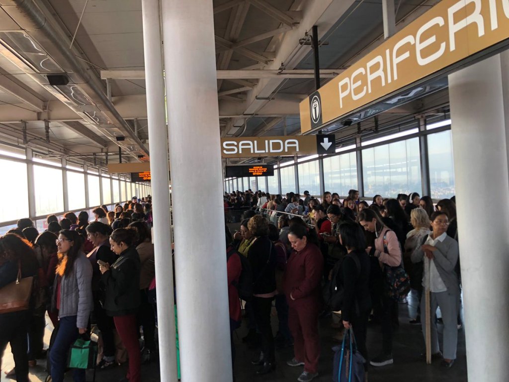 La estación Periférico de la Línea 12, está saturada. | Twitter  @mariaorure